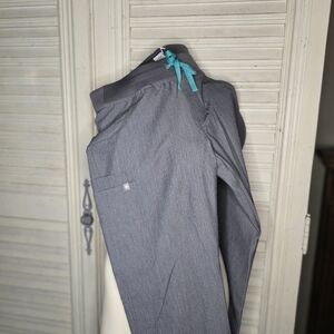 FiGS NWT Kade medium scrub pants, cargo style